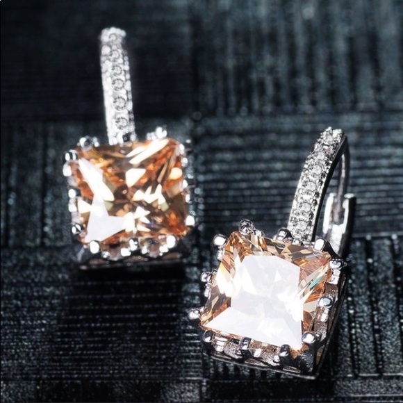 18k Gold Champagne Cubic Zirconia Cubes - Picture 2 of 6